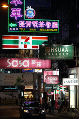 Hongkong  China  Ausgehviertel in Hongkong Central mit Leuchtreklamen