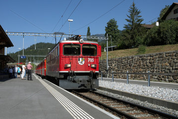 Tiefencastel  Schweiz  ein Zug der Rhaetischen Bahn haelt am Bahnsteig
