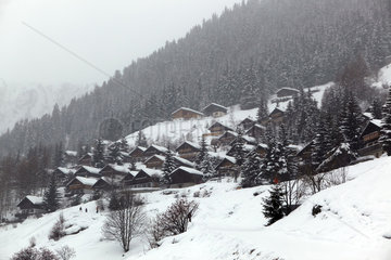 Tschuggen Schweiz  Winterlandschaft mit eingeschneiten Holzhuetten