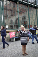 Prag  Tschechien  Frau wartet auf die Strassenbahn