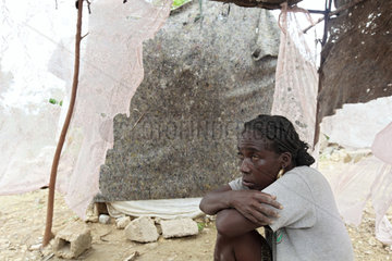 Leogane  Haiti  eine Frau sitzt in ihrem improvisierten Zelt in einem Fluechtlingslager