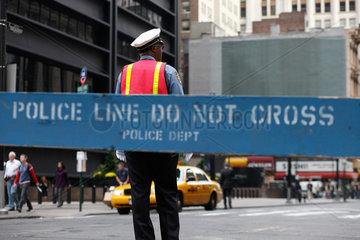 New York City  USA  Verkehrspolizist und Absperrung