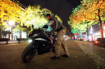 Berlin  Deutschland  Motorradfahrer mit seiner Yamaha R6 parkt Unter den Linden