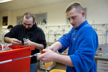 Berlin  Deutschland  Elektroniker lernen elektrische Systeme zu montieren