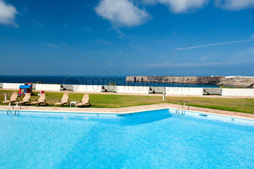 Sagres  Portugal  Swimmingpool einer Hotelanlage