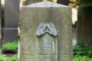 Berlin  Deutschland  die segnenden Haende auf einem Grab des Juedischen Friedhofs Berlin-Weissensee