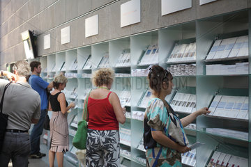 Berlin  Deutschland  Besucher informieren sich mit Broschueren im Bundespresseamt