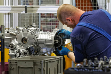 Berlin  Deutschland  Mitarbeiter bei der Herstellung des BMW C evolution