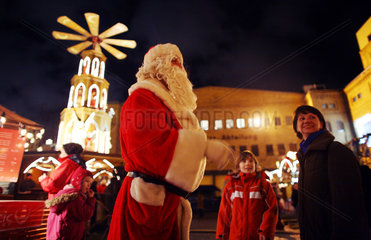 Berlin  Deutschland  Weihnachtsmann auf dem Weihnachtsmarkt in der Kulturbrauerei