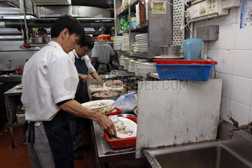 Hong Kong  China  Koeche in einer Grosskueche bei der Arbeit