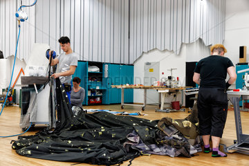 Potsdam  Deutschland  Mitarbeiter an einem textilen Grossbild von Big Image Systems