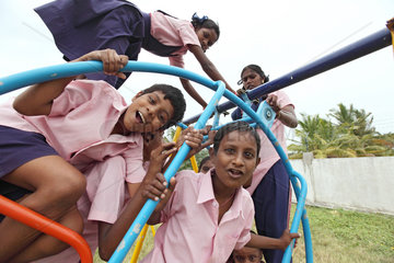 Mettupalayam  Indien  Jungen und Maedchen auf zusammen auf einer Schaukel