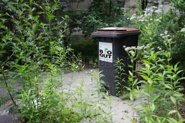 Berlin  Deutschland  eine Bio-Muelltonen in einem Hinterhof