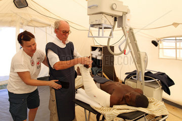 Carrefour  Haiti  ein Patient wird im DRK-Field Hospital geroentgt