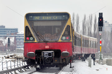 Berlin  Deutschland  verschneite Gleisanlagen und S-Bahnzug auf der Ringbahn in Berlin-Friedrichshain