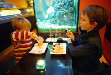 Berlin  Deutschland  Kinder essen Sushi