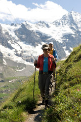 Lauterbrunnental  Schweiz  Wanderinnen am Berghang