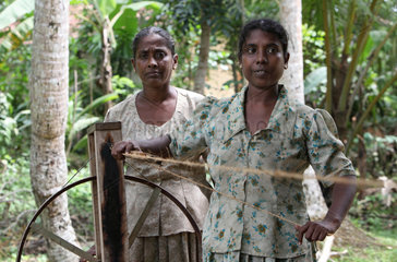 Ambalangoda  Sri Lanka  Frauen bei der Herstellung von Seilen