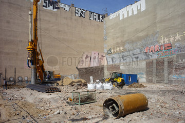 Berlin  Deutschland  Beginn der Bauarbeiten auf einem Eckgrundstueck