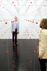 Koeln  Deutschland  Messebesucher betrachten die Installation Mitten auf der Art Cologne