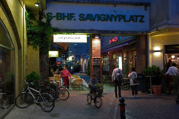 Berlin  Deutschland  Szene am S-Bahnhof Savignyplatz bei Nacht