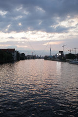 Berlin  Deutschland  Panoramablick auf Berlin-Mitte und die Spree bei Daemmerung