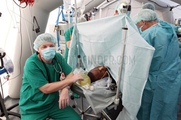 Carrefour  Haiti  Aerzte bei einer Operation im Operationszelt
