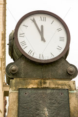 Berlin  Deutschland  historische Uhr auf dem Bebelplatz