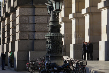 Berlin  Deutschland  Maennern stehen am Osteingang des Reichstags am Ebertplatz