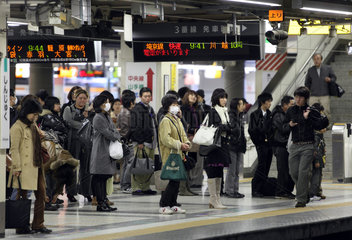 Tokio  Japan  Menschen warten auf eine Regionalbahn in der Shinjuku Station
