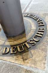 Berlin  Deutschland  Plakette zur Erinnerung an die Deutsche Einheit am Fahnenmast vor dem Reichstag