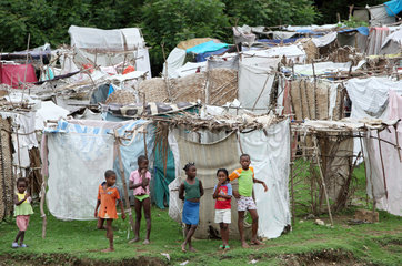 Leogane  Haiti  Kinder vor einem Fluechtlingslager