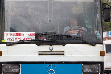 Przemysl  Polen  ukrainischer Busfahrer macht ein Nickerchen