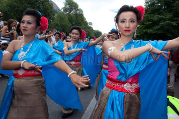 Berlin  Deutschland  asiatische Taenzerinnen auf dem Karneval der Kulturen