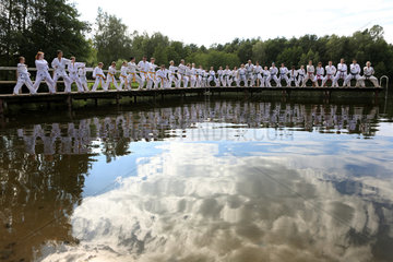 Emstal  Deutschland  Menschen bei einem Taekwondo-Kurs am Wasser