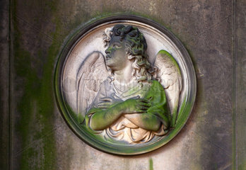 Berlin  Deutschland  ein Relief mit einem Engel auf dem Friedhof am Suedstern