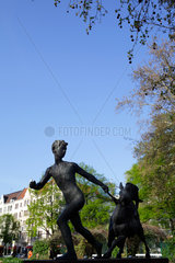 Berlin  Deutschland  Bronzeskulptur von August Kraus am Savignyplatz