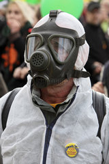 Berlin  Deutschland  Demonstrant mit Schutzmaske auf der Anti-Atomkraft-Demo