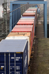 Hamburg  Deutschland  Gueterzug mit Containern am Containerterminal Eurogate