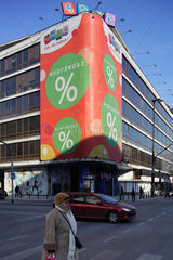 Warschau  Polen  Werbeplakate und das alte Kaufhaus fuer Kinder SMYK
