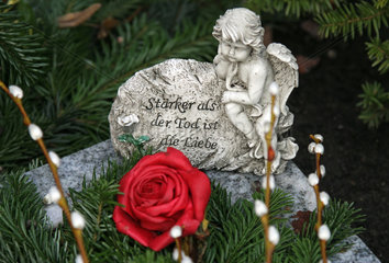 Berlin  Deutschland  Gedenkstein mit Engel auf einem Grab