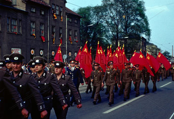 Gotha  DDR  Soldaten der NVA und Soldaten der Sowjetunion beim Festumzug zur 1200-Jahr-Feier der Stadt Gotha