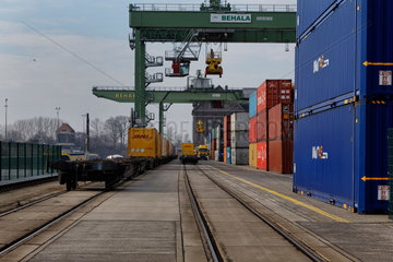 Berlin  Deutschland  Verladekraene und Schienen auf den Containerterminal Westhafen