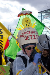 Berlin  Deutschland  Demonstranten auf der Anti-Atom-Demo vor der CDU Zentrale
