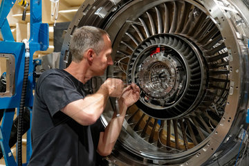 Wildau  Deutschland  Flugzeugmechaniker in der AneCom AeroTest GmbH