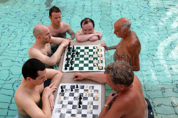 Budapest  Ungarn  Schach spielen in einem Aussenbecken des Szechenyi-Thermalbades