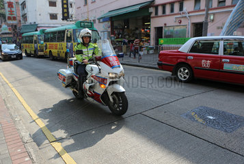 Hong Kong  China  Polizist faehrt auf einem Motorrad