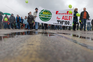 Berlin  Deutschland  eine Demonstration der Initiative 100% Tempelhofer Feld