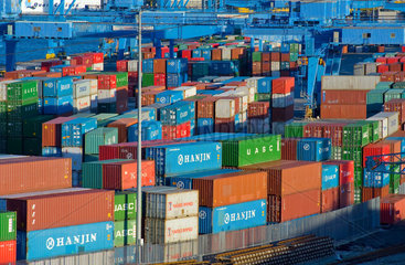 Genua  Italien  uebereinandergestapelte Container im Containerhafen von Genua