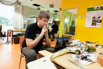 Tallinn  Estland  Student im Institut fuer Biorobotics in der Technische Universitaet Tallinn